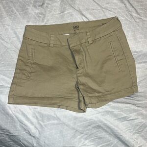 Sz 6. Twill shorts. Gently worn. Tan.